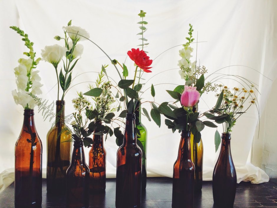 Цветы в бутылке из под вина