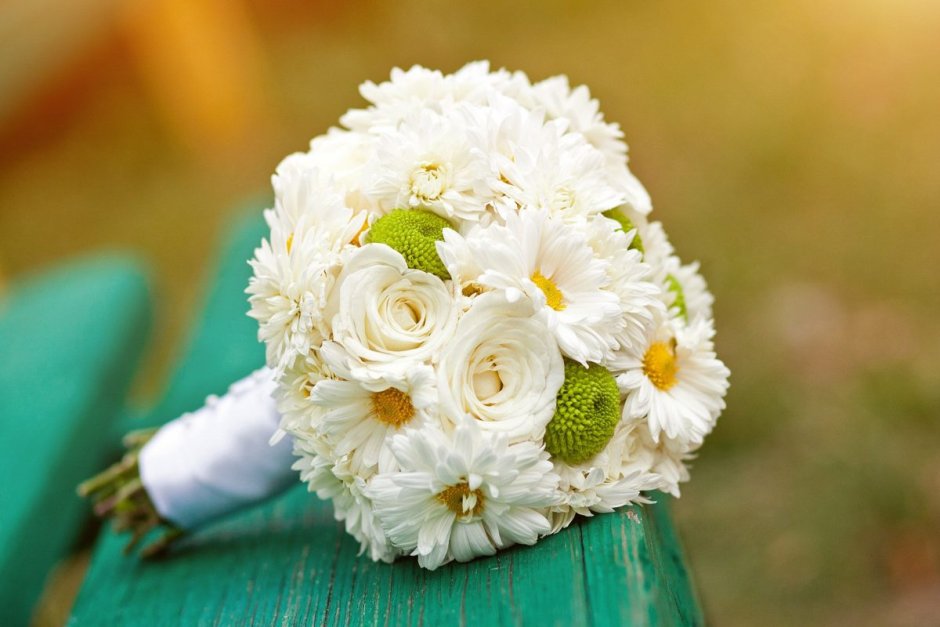Свадебный букет с ромашковой хризантемой