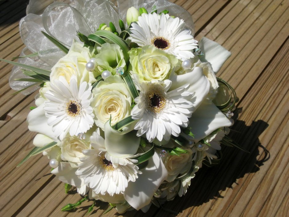 Букет невесты герберы и хризантемы