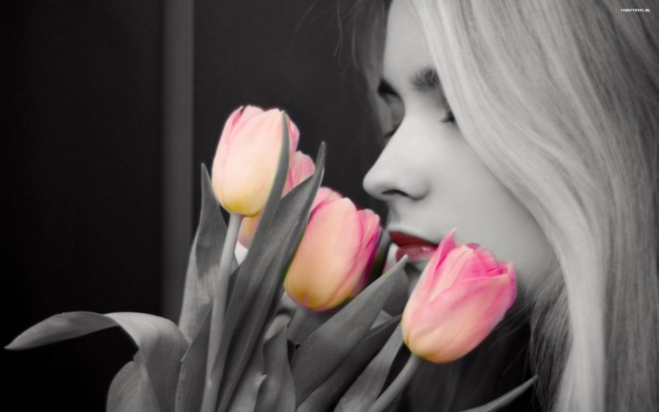 Блондинка с букетом тюльпанов