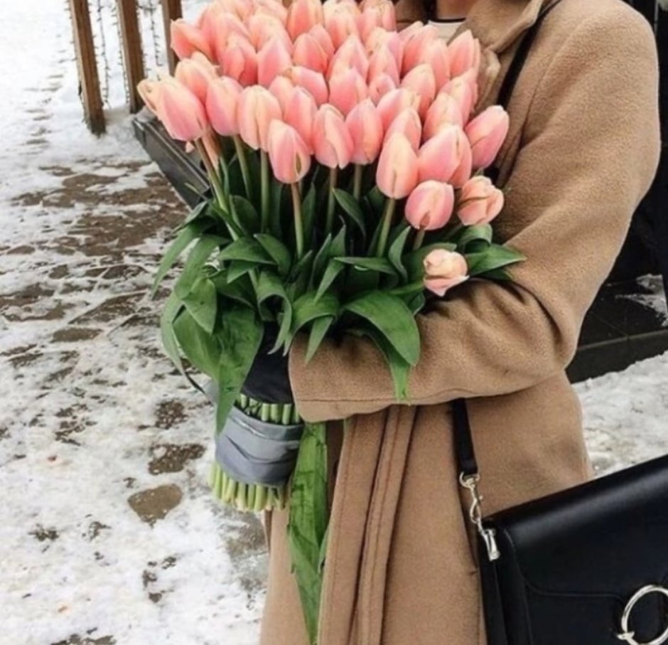 Девушка с букетом тюльпанов без лица
