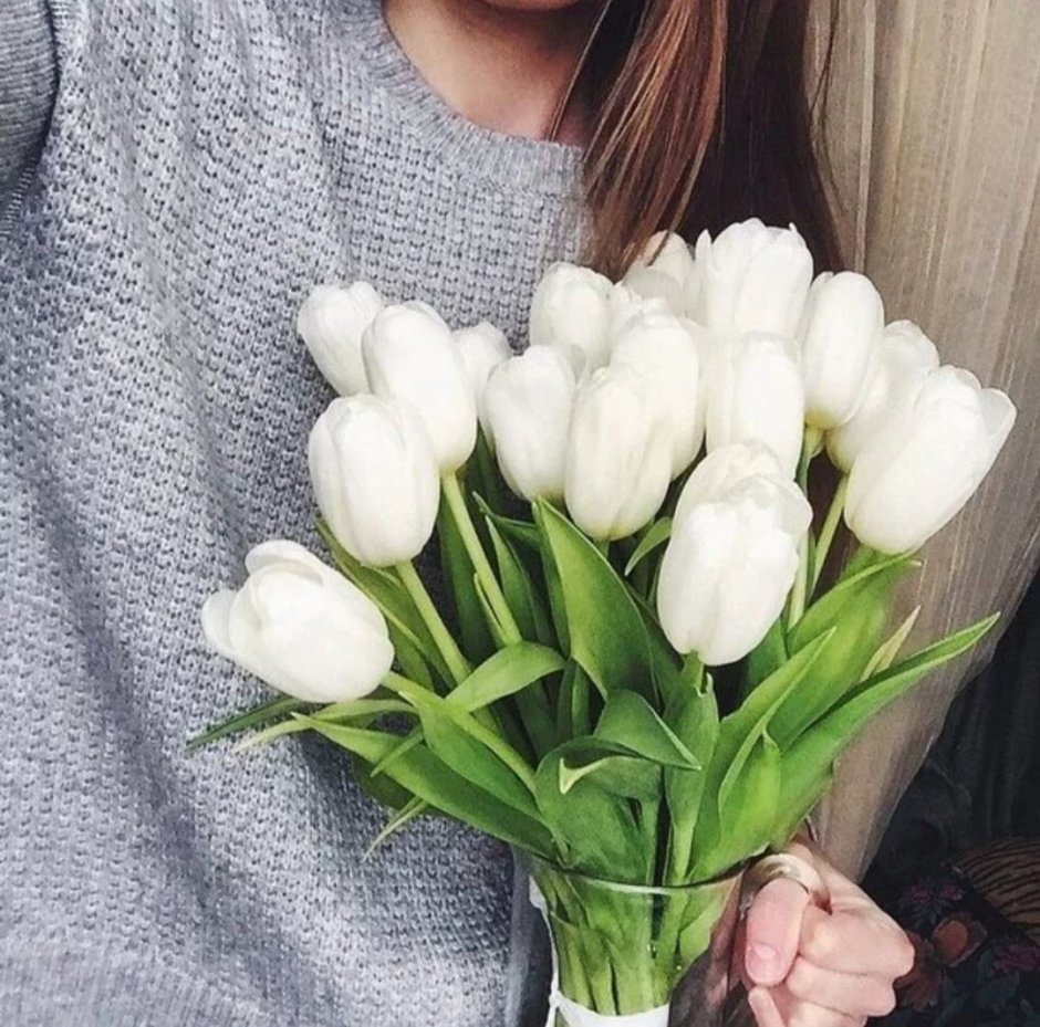 Девушка с белыми тюльпанами
