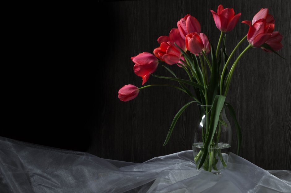 Тюльпаны в вазе на черном фоне