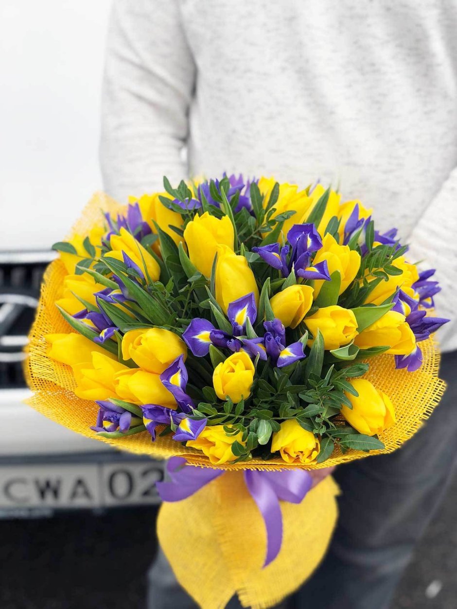 Букет синих ирисов и желтых тюльпанов