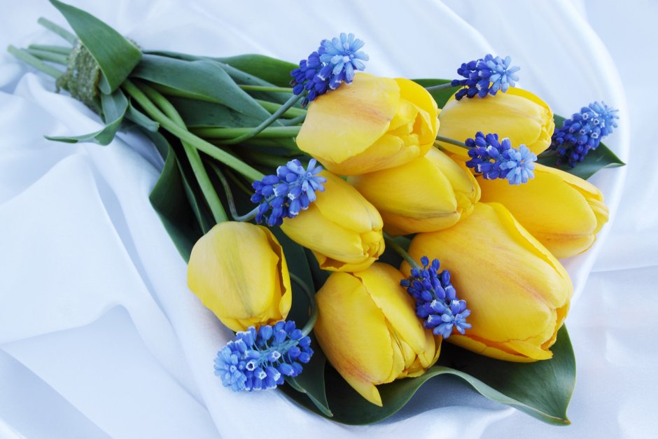Букет цветы голубые и желтые