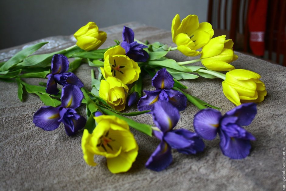 Желтые тюльпаны и синие ирисы