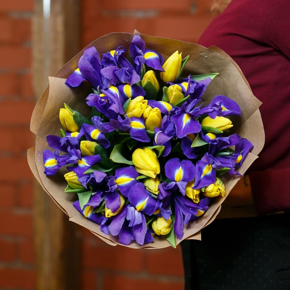 Желтые тюльпаны с синими ирисами