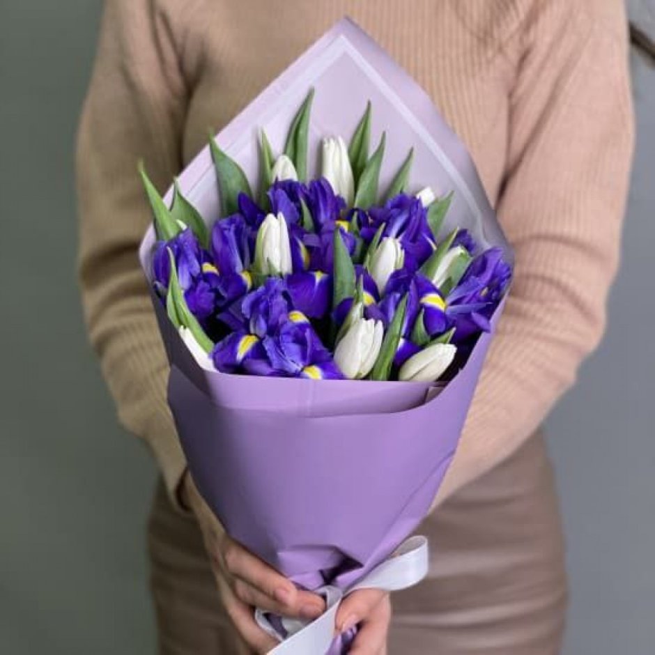 Букеты белые тюльпаны с синими ирисами