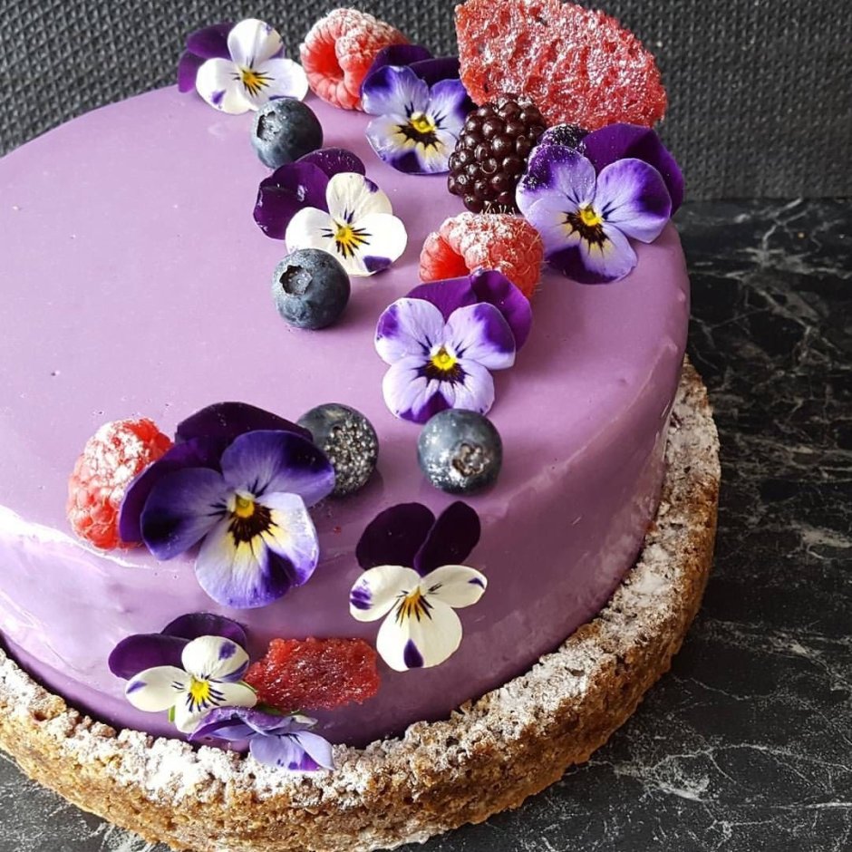 Украшение торта съедобными цветами