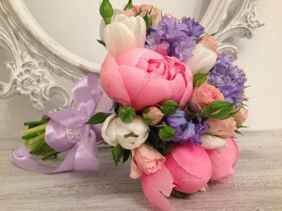 Букет тюльпаны розы гиацинт