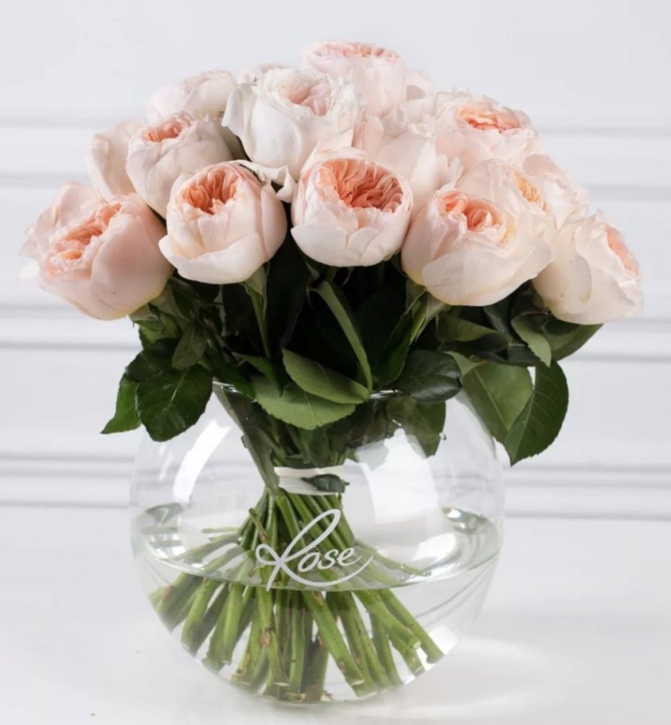Букет пионовидных роз в вазе