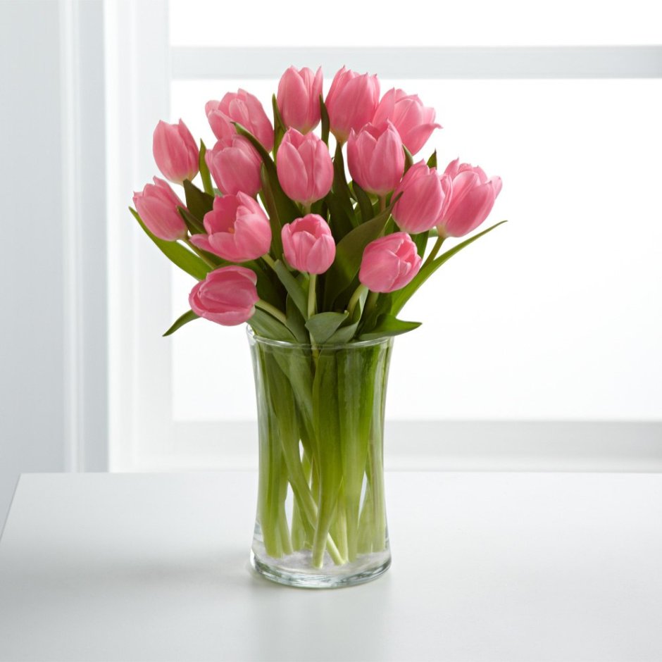 Пионовидные тюльпаны в вазе
