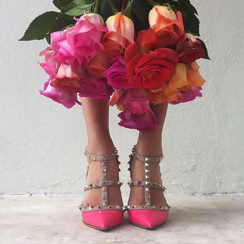 Розовые туфли на каблуке и тюльпаны