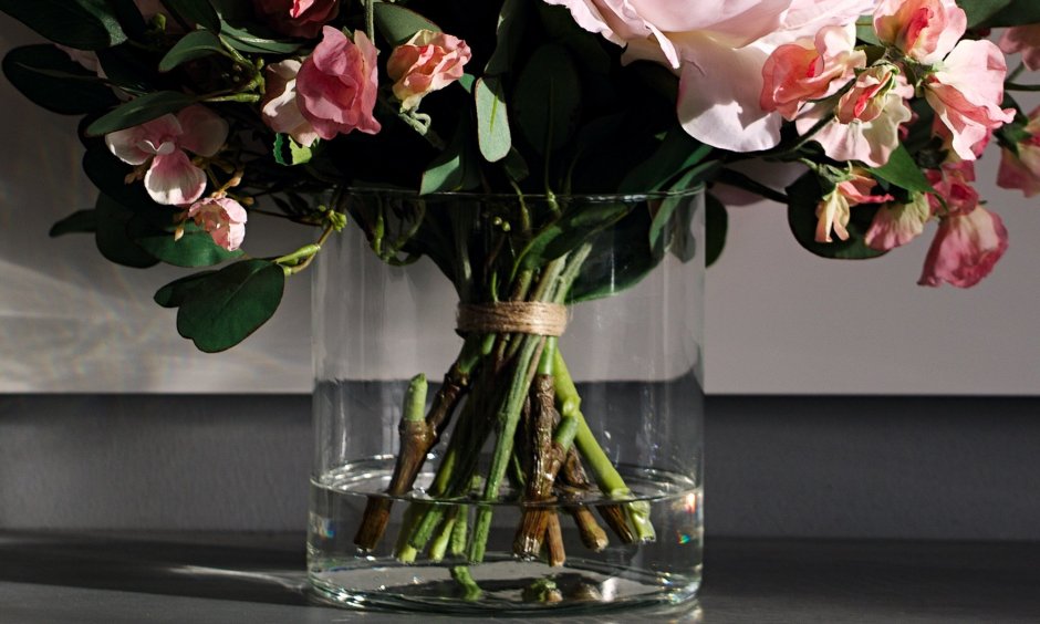 Цветы в вазе с имитацией воды