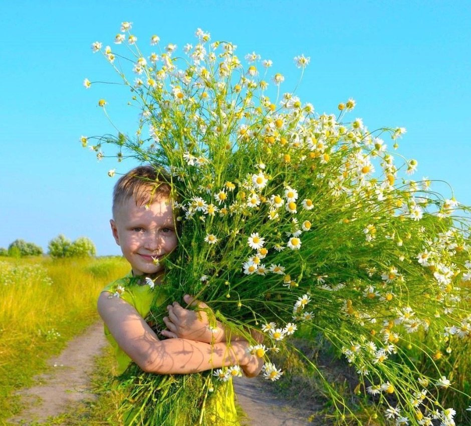 Ребенок с букетом полевых цветов