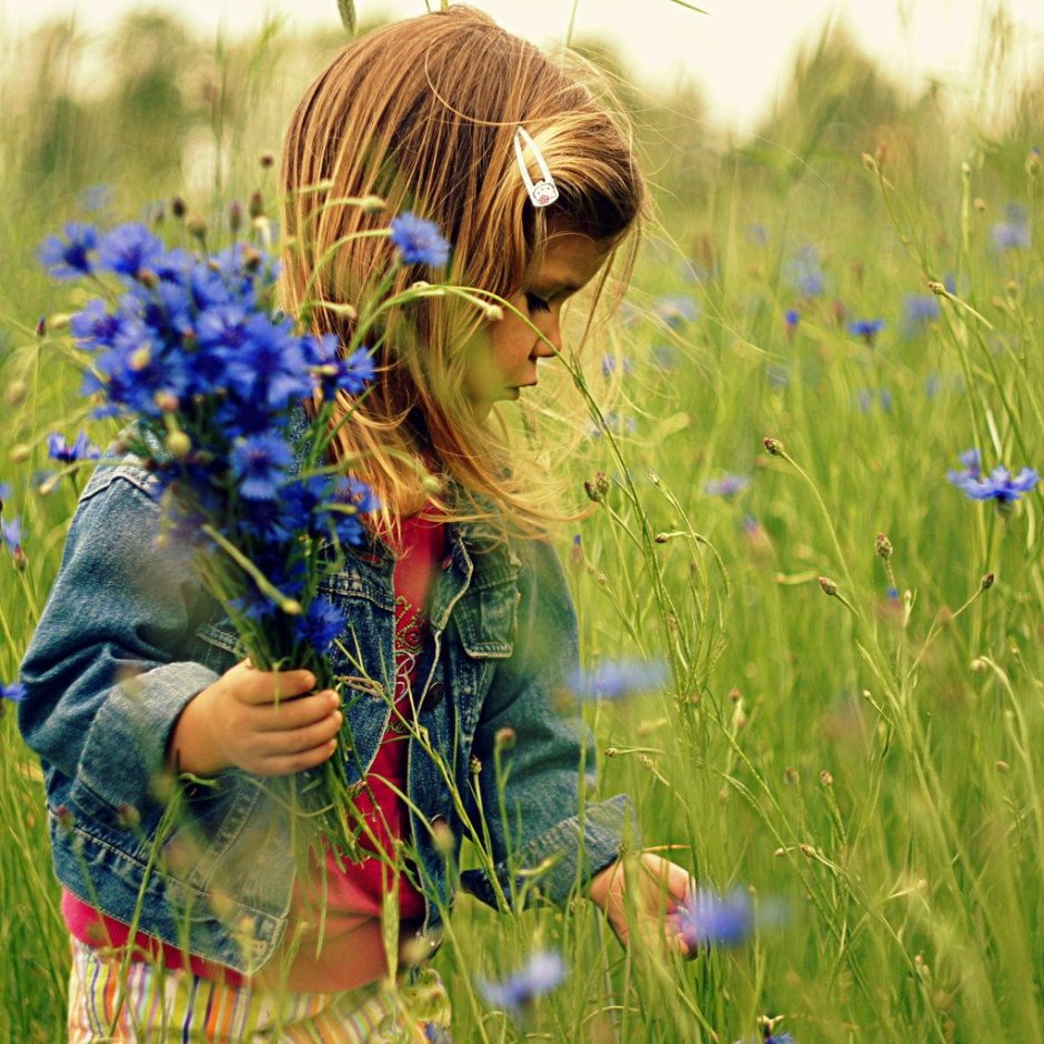 Девочка с полевыми цветами