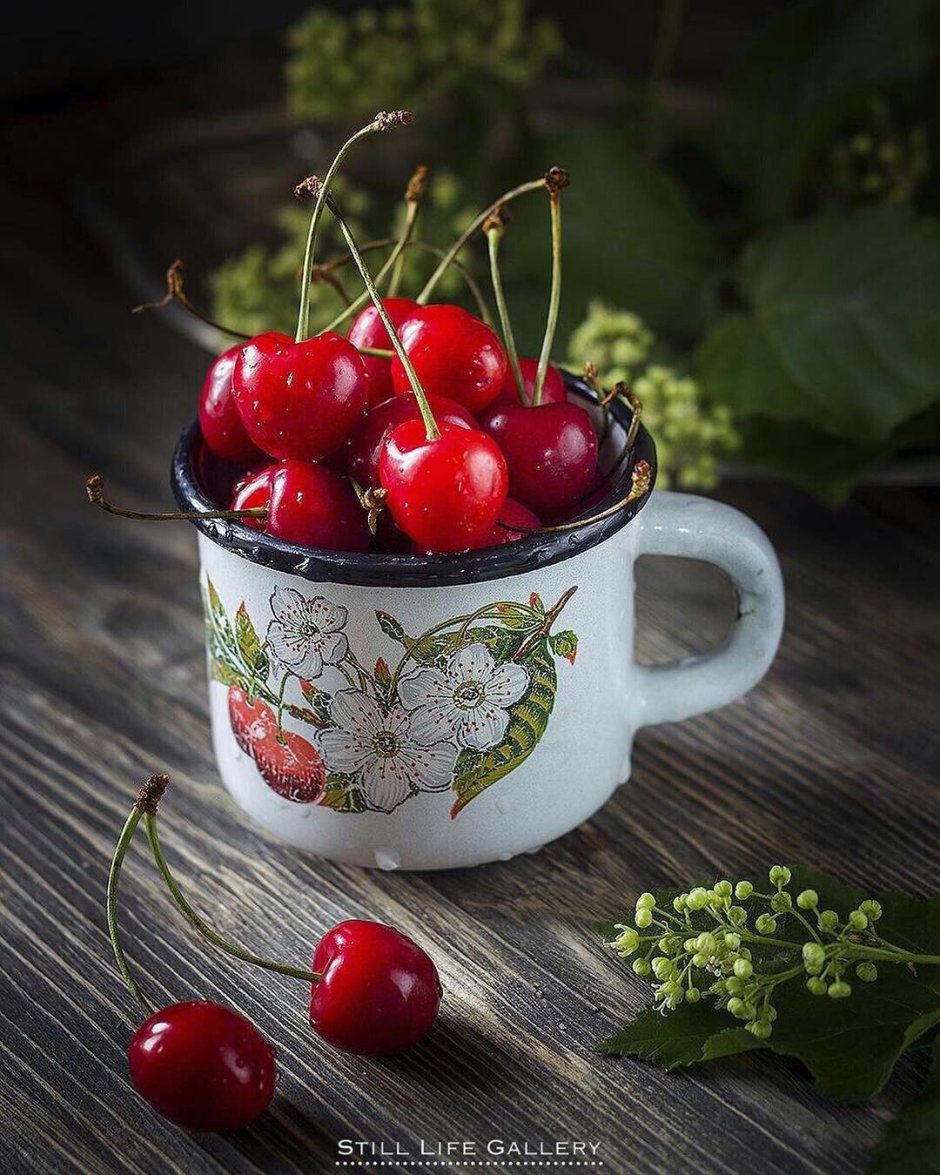 Чашка с ягодами