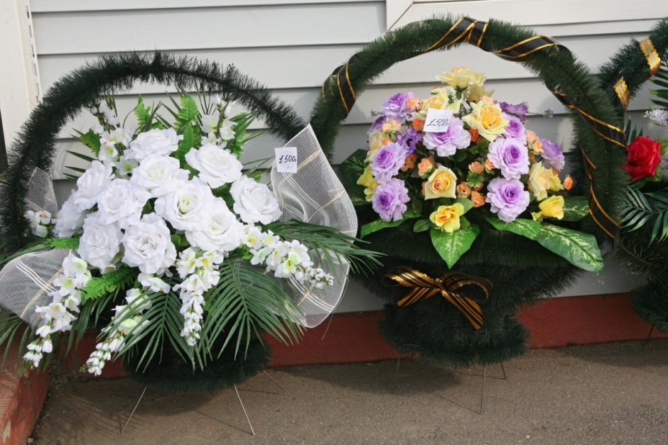 Корзина с цветами на кладбище