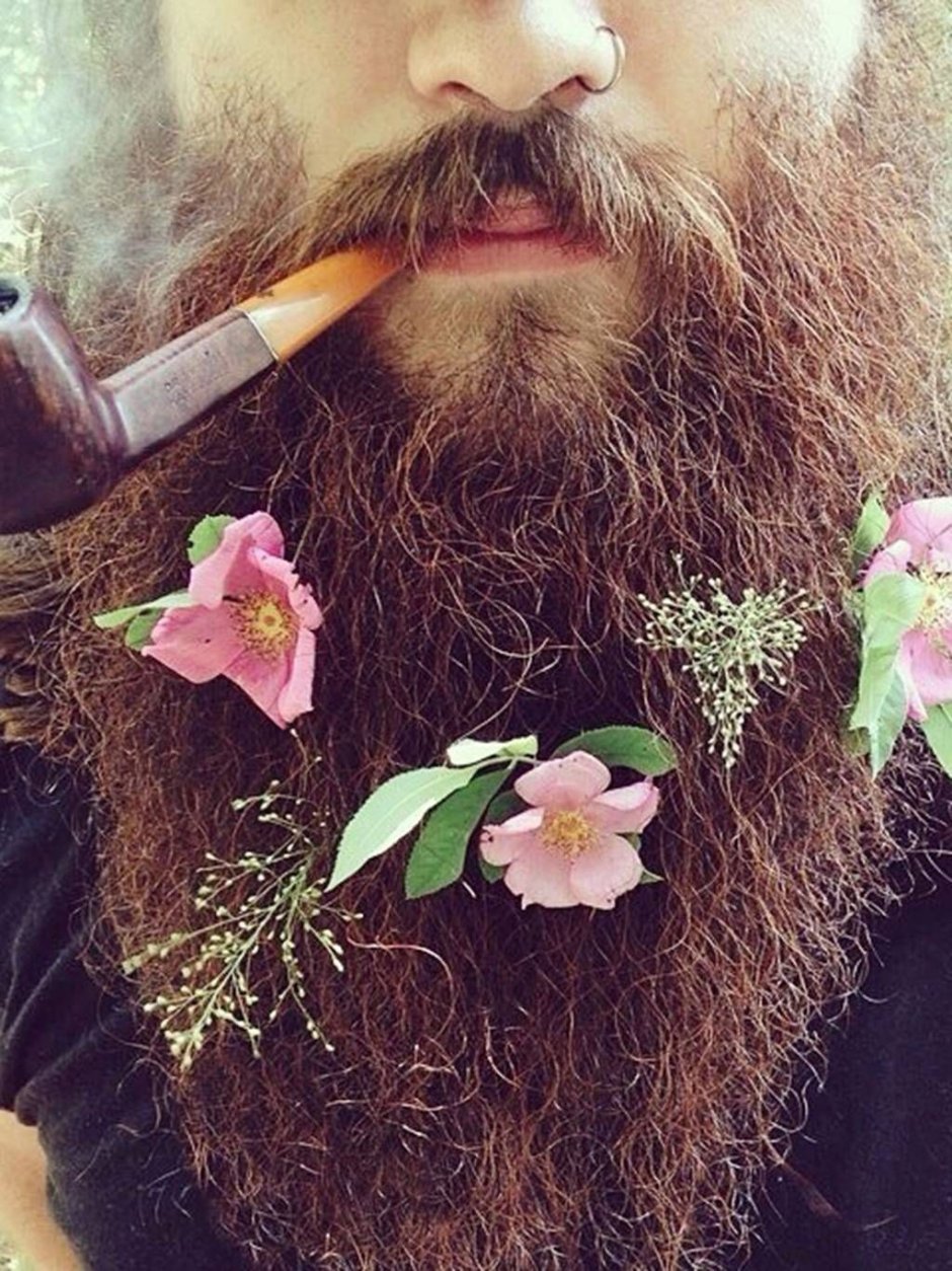 Бородатый мужчина с цветами