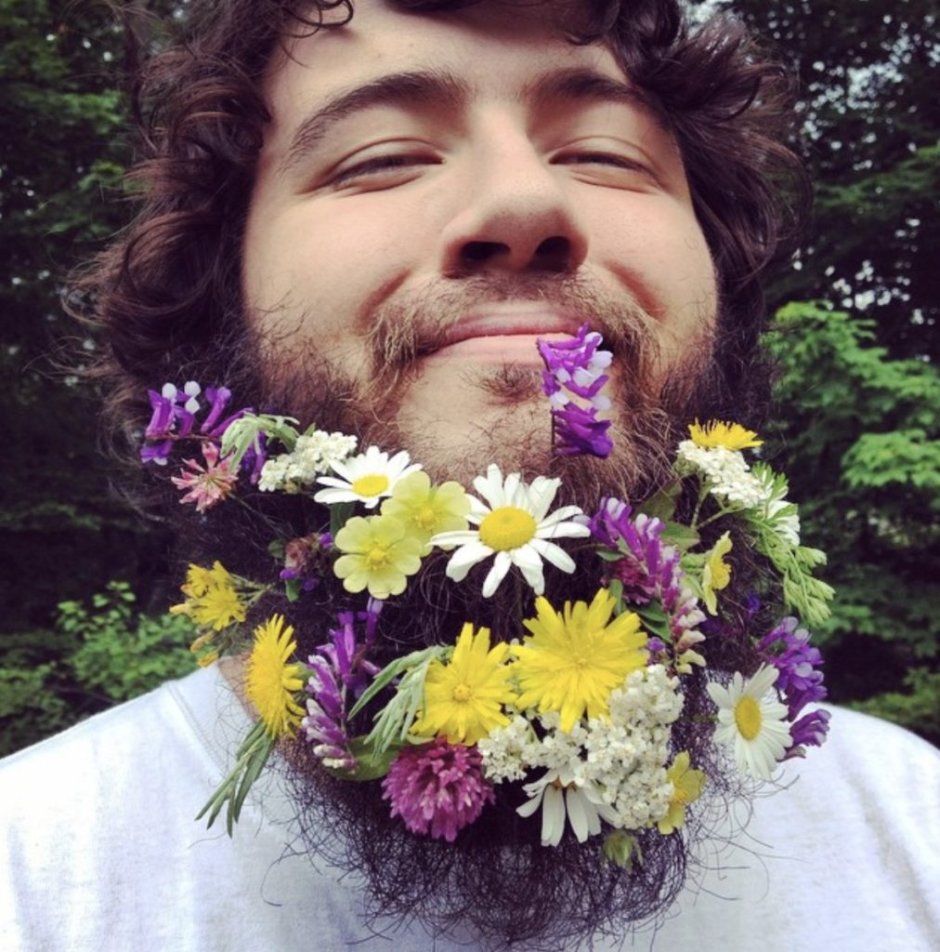 Цветы в бороде у мужчин