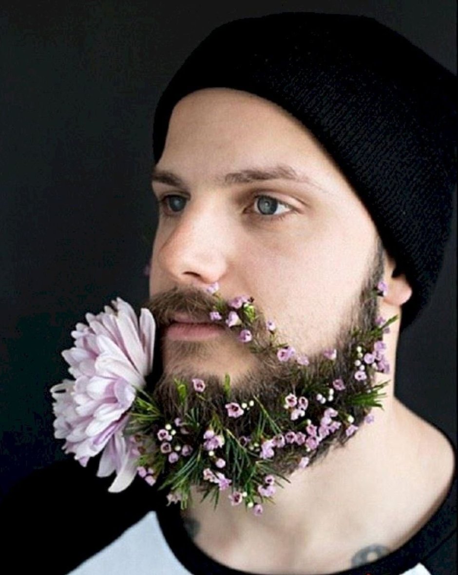Мужчина с цветами в бороде
