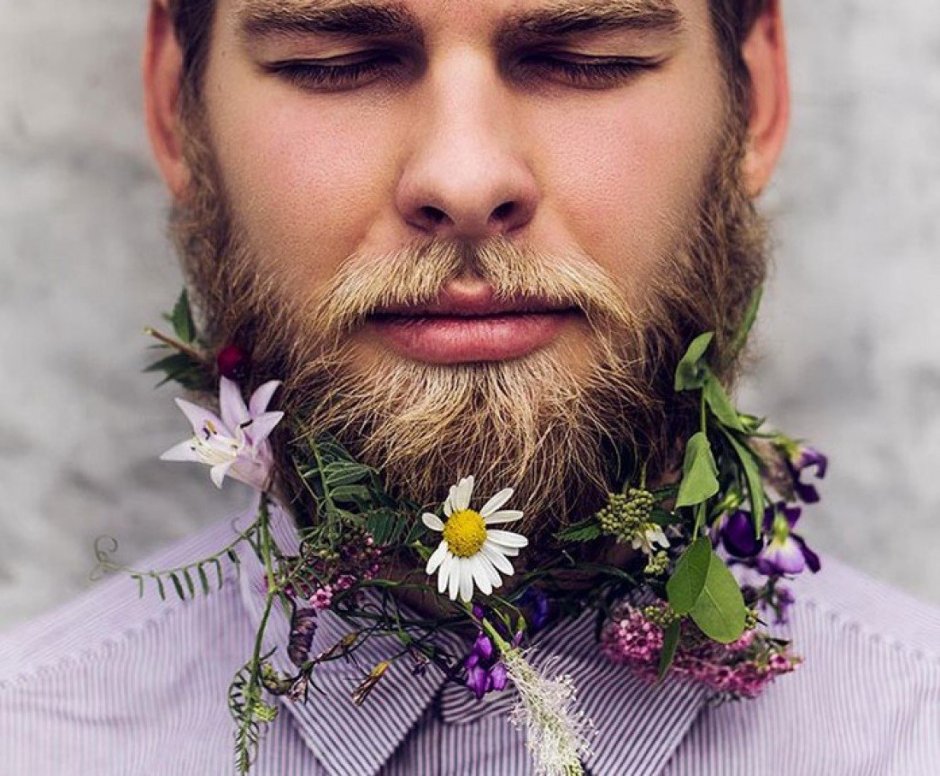 Цветы в бороде у мужчин