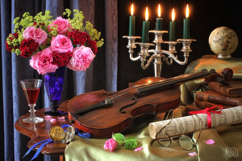 Розы и музыкальные инструменты