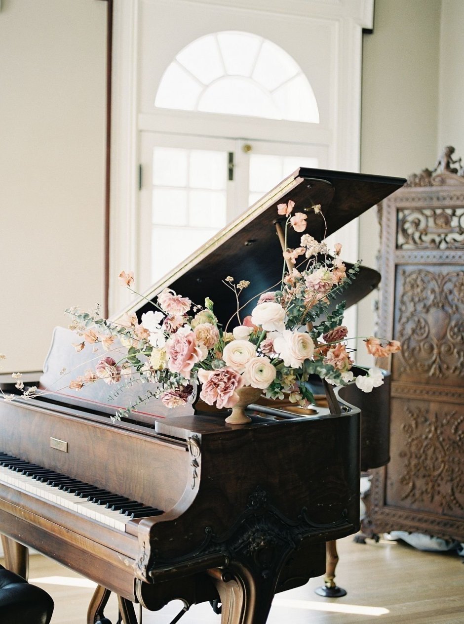 Цветы в интерьере с роялем