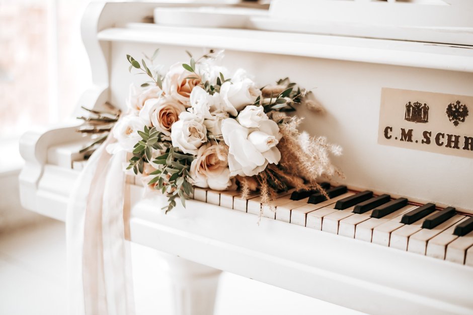 Цветы на белом рояле