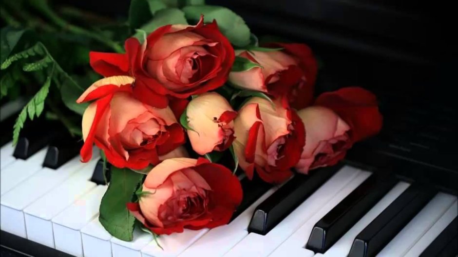 Букет цветов и пианино