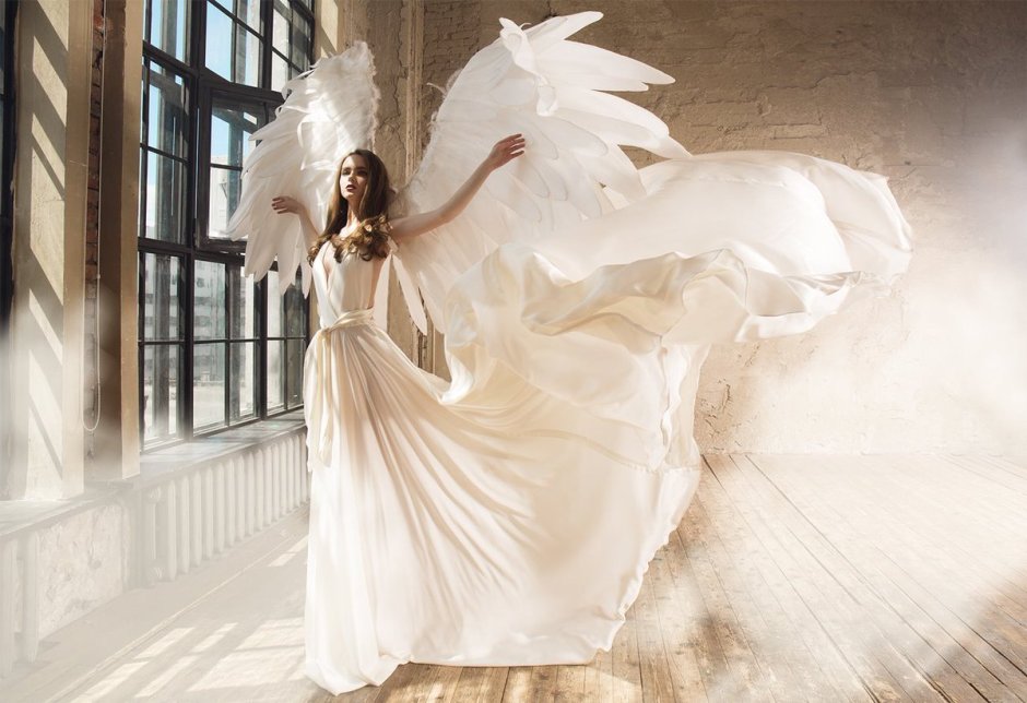 Девушка в белом платье с крыльями