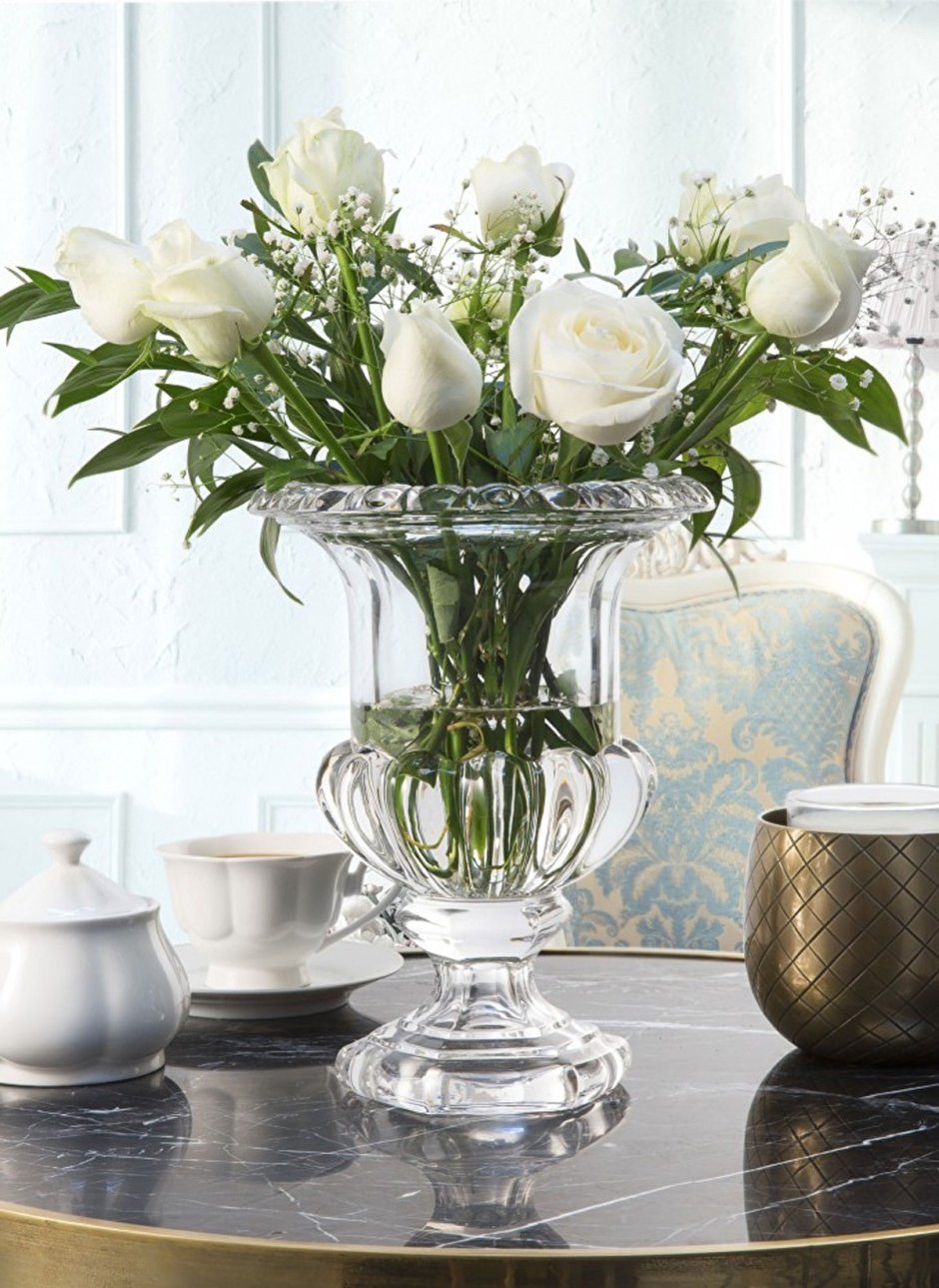 Хрустальные вазы с цветами