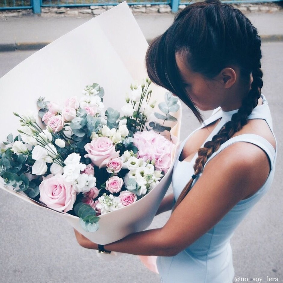 Фотосессия девушки с цветами Инстаграмм