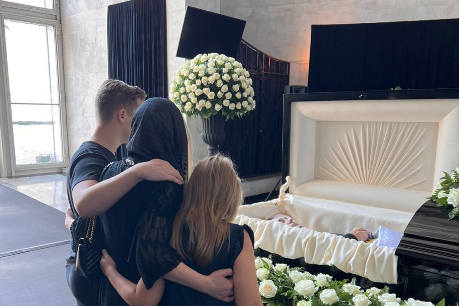 Жена Юрия Шатунова на похоронах