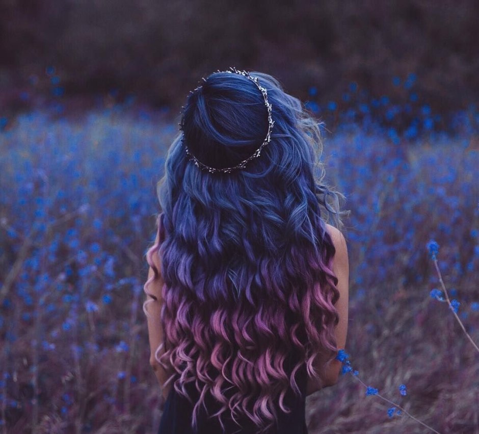 Девушка с синими волосами со спины