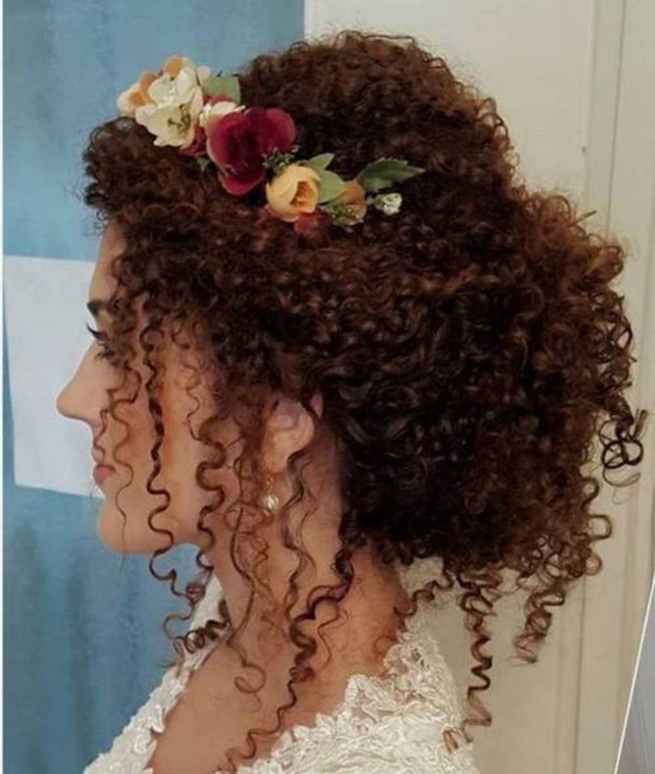 Свадебная прическа на кудрявые волосы