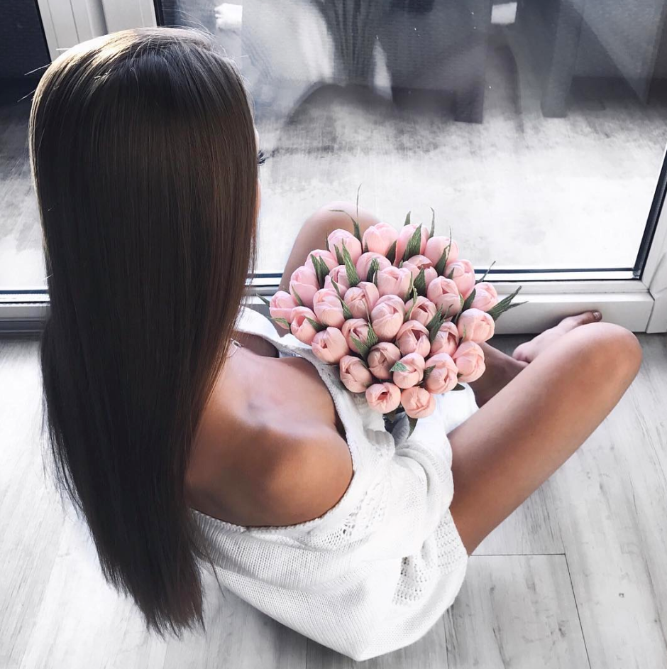 Девушка с цветами Инстаграм