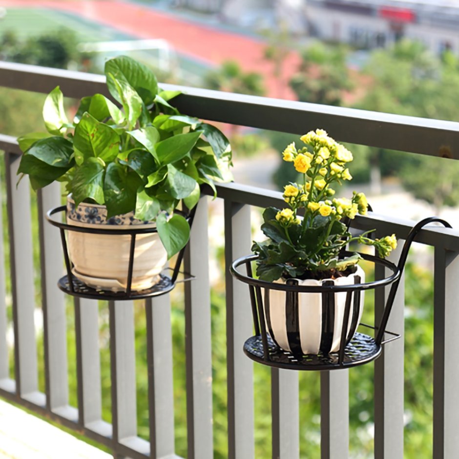 Подвесные кашпо на балконе