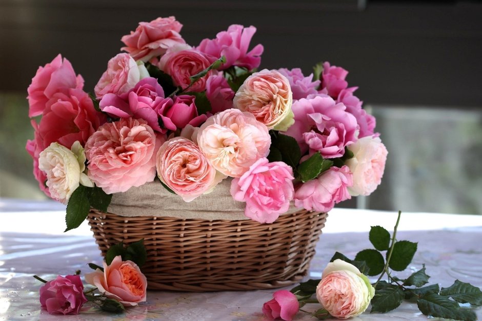 Розовые цветы в корзине