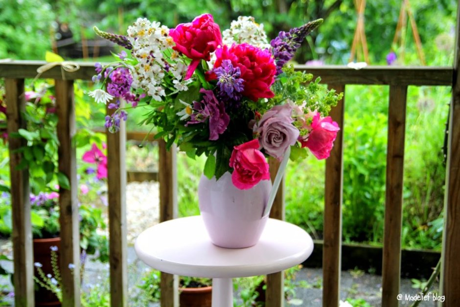 Цветочные композиции с пионами в саду