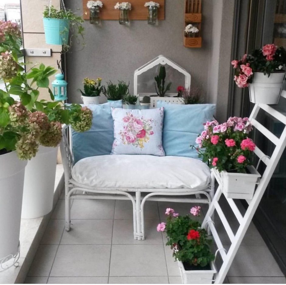 Балкон с цветами и столиком