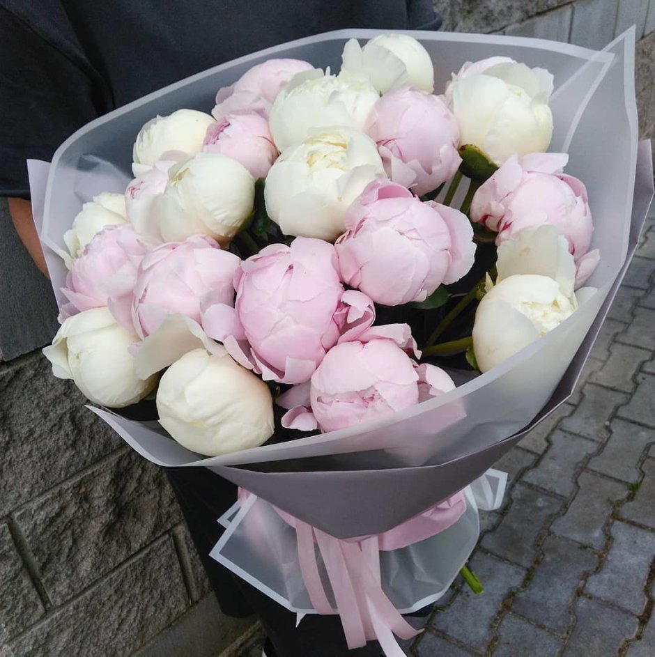 Букет белых и розовых пионов