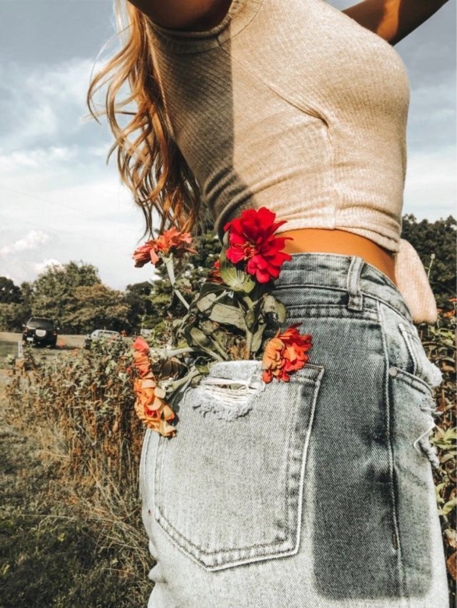 Фотосессия с цветами в джинсах