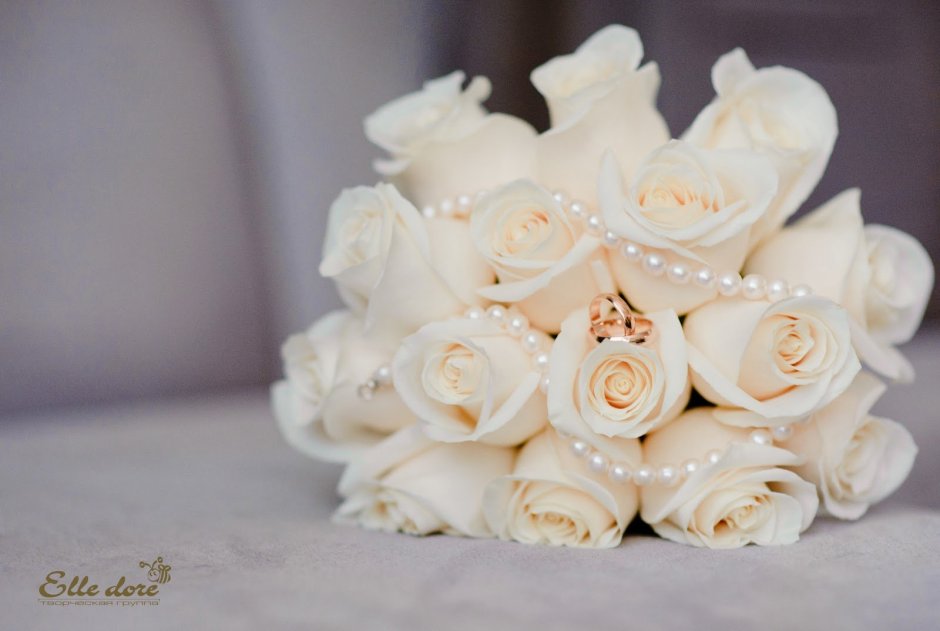 Белые розы с жемчугами букет