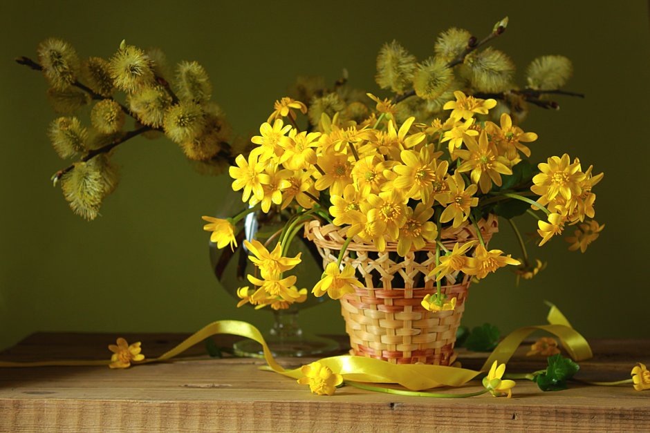 Желтые цветы в вазе