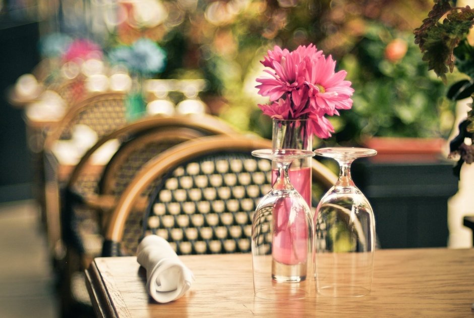 Цветы на столике в кафе