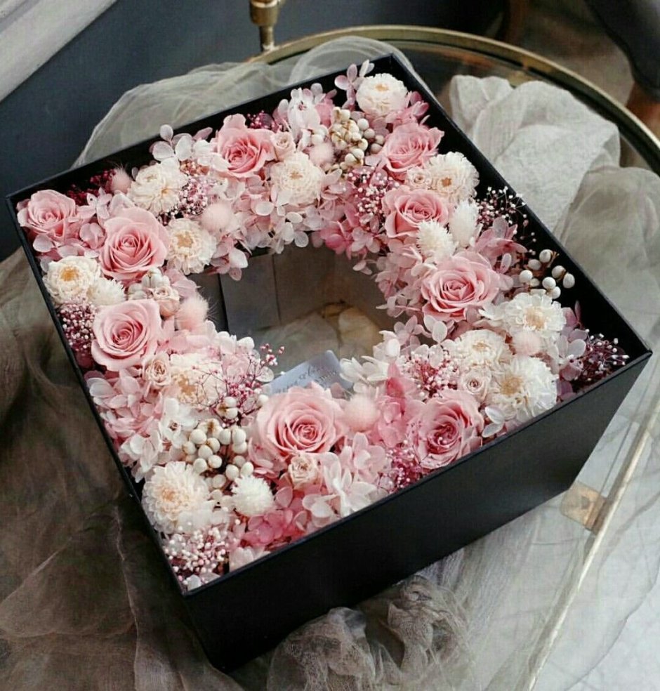 Подарочная коробка украшенная живыми цветами