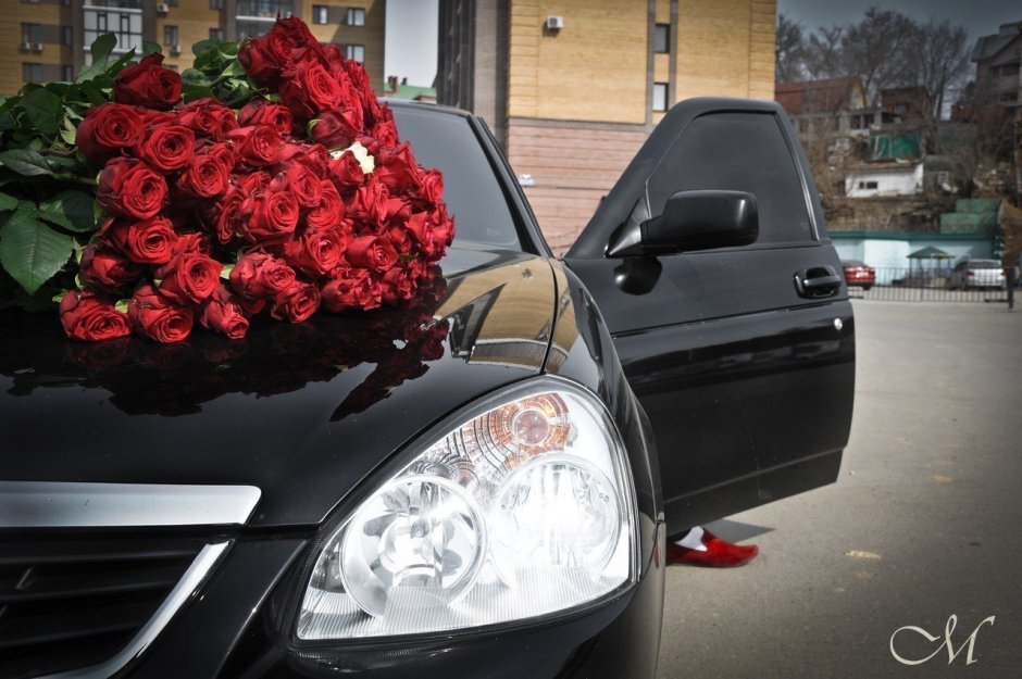 Букет цветов на черной машине