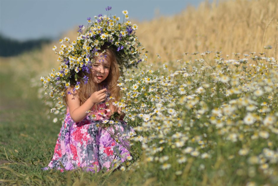 Девочка с охапкой полевых цветов