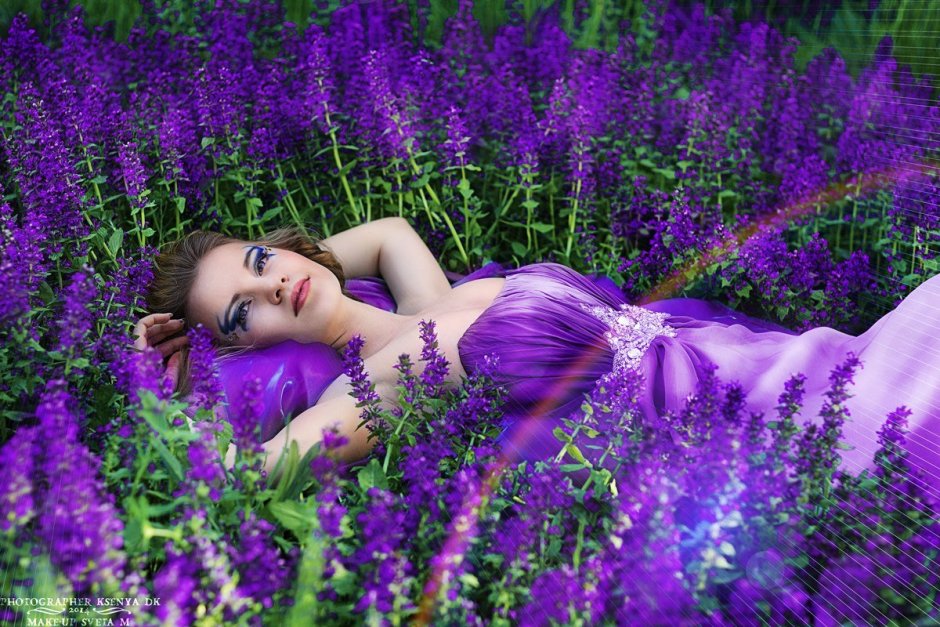 Женщина с фиолетовыми цветами
